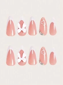 Exprimez votre amour avec 24 faux ongles en forme d'amande pour la Saint-Valentin. Style français blanc élégant simple avec cristaux 3D, nœuds roses. Faux ongles roses en forme de cœur mignon pour la Saint-Valentin et la Fête des Mères. Kit complet de faux ongles pour femmes et filles, comprend un salon de manucure avec 1 pièce de gel jelly et 1 lime. Expédition aléatoire du gel jelly.