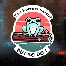 1PC 3 Inch Grappige "The Horrors Persist But So Do I" Motiverende Kikker Verwijderbare Buiten Waterdichte Vinyl Creatieve Cadeau Sticker Voor Elk Glad Oppervlak Laptop Tablet Telefoonhoesje Notitieboek Memo Bureau Schoolbenodigdheden Slaapzaal Muur Waterfles Tumbler Koelkast Decal Kantoorartikelen Doos Hengel Tas Spiegel Rand Bagage Skateboard Gereedschapskist Kantoor Bureau Map Kindle