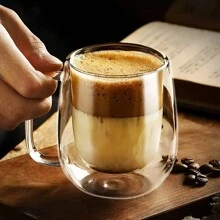 Taza de café de vidrio de doble pared de 12 onzas con asa, fabricada en vidrio borosilicato de alta calidad, aislada para bebidas calientes y frías, reutilizable y adecuada para café con hielo, té y leche, diseño elegante para el hogar y accesorio de cafetería, ideal para volver al colegio