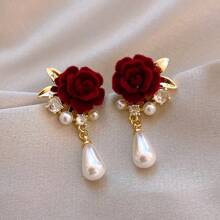 1 par de pendientes colgantes con perla falsa y diamante de imitación en forma de rosa de terciopelo rojo