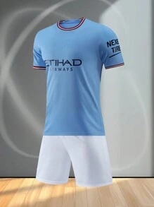 Conjunto personalizable de camiseta y pantalones cortos de fútbol para hombres inspirado en el Manchester City 2022-2023, con diseño de estilo local. Logotipo, número y contenido de texto personalizables
