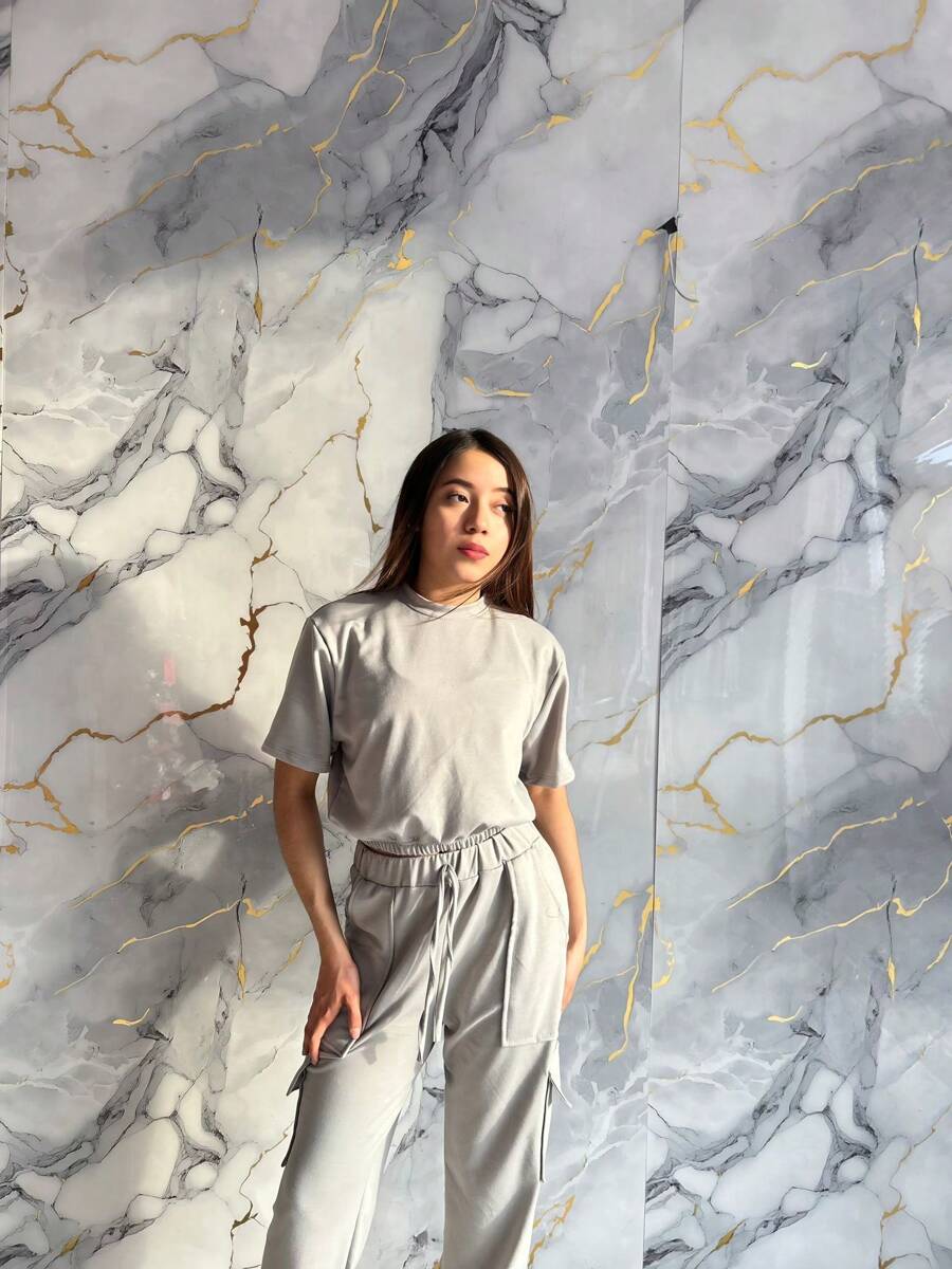 Conjunto de dos piezas para mujer: top informal de manga corta con cuello redondo y pantalones largos con bolsillo con cordón - Gris - Ver 1