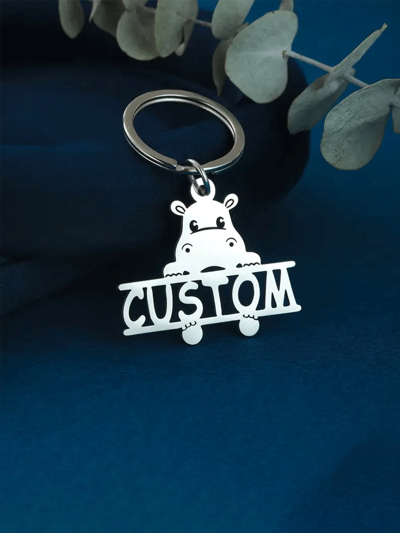 Un porte-clés en acier inoxydable personnalisable avec un design d'animal en dessin animé d'hippopotame, porte-clés avec nom personnalisé, porte-clés décoratif en métal pour garçon et fille, un cadeau de vacances idéal