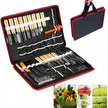 1 Set - Juego de Herramientas de Esculpir de 80 Piezas para Cocina - Decoración de Frutas, Verduras y Pasteles Este completo juego de 80 herramientas de esculpir está diseñado para crear hermosas formas en frutas, verduras y pasteles. Hecho de acero cromo de alta calidad, es resistente al óxido y duradero. Su diseño ergonómico con mangos de madera o plástico asegura un agarre cómodo. Además, el práctico estuche con correa facilita el almacenamiento y transporte. Ideal para chefs profesionales, restaurantes de lujo o como regalo para amantes de la gastronomía. - Negro - Ver 2