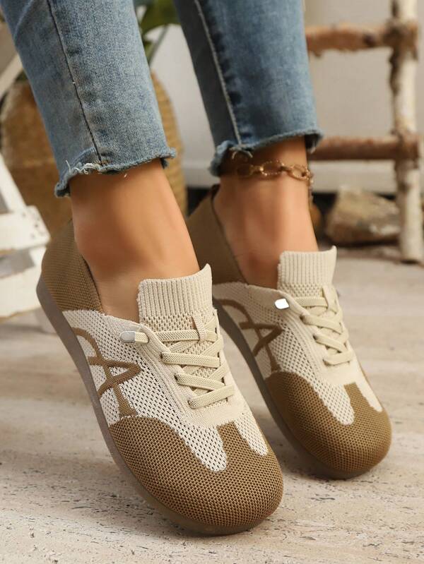Chaussures plates polyvalentes, douces et confortables pour femmes avec design tricoté patchwork bicolore et lacets. Convient pour l'automne/l'hiver