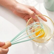 Fouet en silicone avec manche en bois - Tête de fouet noire avec manche en bois - Fouet pour la pâte à pancakes, les œufs et les blancs d'œufs, le mélange de gâteau, le mélange, le jus et les sauces