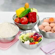 Der 4-teilige Set Edelstahl 304 Rührschüsseln mit Markierungen, rostfrei, einfach zu reinigen und stapelbar, ist eine hervorragende Wahl für Kochen, Backen und Zubereiten von Gerichten in der Küche.