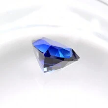 Una piedra preciosa de zafiro triangular 100% de laboratorio para hacer charms y materiales avanzados de joyería DIY