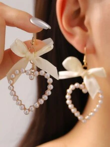 2 Stücke süße Schleifenband- und Kunstperle Herz Ohrringe, modischer eleganter Minderheitenluxus-Ohrschmuck für Frauen