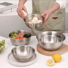 Der 4-teilige Set Edelstahl 304 Rührschüsseln mit Markierungen, rostfrei, einfach zu reinigen und stapelbar, ist eine hervorragende Wahl für Kochen, Backen und Zubereiten von Gerichten in der Küche.