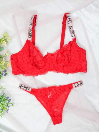 Increible conjuno de sujetador y tanga de encaje con detalle de piedras brillantes con la frase LOVE, sin almoadillas, super sexy
