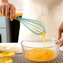 Fouet en silicone avec manche en bois - Tête de fouet noire avec manche en bois - Fouet pour la pâte à pancakes, les œufs et les blancs d'œufs, le mélange de gâteau, le mélange, le jus et les sauces