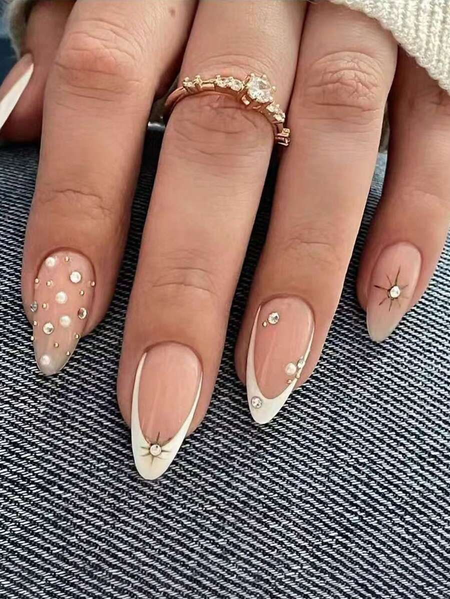 10 Mẫu Móng Tay Giả Hình Hạnh Nhân Thủ Công: Đầu móng kiểu Pháp màu trắng với họa tiết ngôi sao, ngọc trai, hạt thép và kim cương phủ kín – Phù hợp cho môi trường công sở, dễ thương, tinh tế, tối giản, thời trang và cao cấp. - trắng - Xem 1