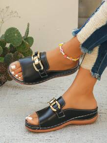 大码女士时尚休闲黑色金属扣装饰露趾厚底坡跟凉鞋，舒适一脚蹬夏季海滩日常穿着