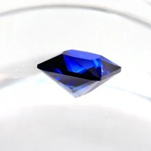 Una gema de zafiro de corte princesa 100% cultivada en laboratorio para hacer dijes, materiales avanzados para hacer joyas DIY