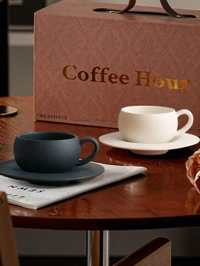 1 Set di 1 tazza e 1 piattino in ceramica nera/bianca da 110ml, resistente al calore e facile da pulire, adatto per bere acqua, latte, fiocchi di avena, tè, succhi, colazione, caffè, bevande, ecc. Adatto per caffetterie, famiglie, ristoranti, feste, balli, uffici, regali per la festa del papà, per la festa della mamma, per amici, per il fidanzato e la fidanzata, per la famiglia, insegnanti, colleghi e altri regali per le vacanze