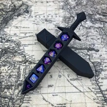 7 pièces Set de dés avec boîte de rangement en forme d'épée imprimée en 3D pour jeux de rôle sur table Donjons et Dragons, TTRPG ou autres jeux de plateau | Épée de dés unique pour la soirée de jeu estivale (bleu et violet), cadeaux pour hommes