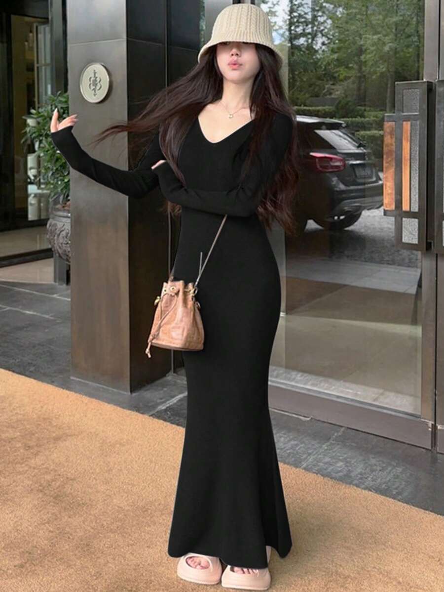 女士 V 领修身紧身连衣裙，性感可爱风格