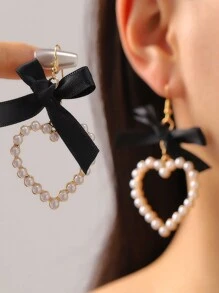 2 Stücke süße Schleifenband- und Kunstperle Herz Ohrringe, modischer eleganter Minderheitenluxus-Ohrschmuck für Frauen