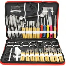1 Set - Juego de Herramientas de Esculpir de 80 Piezas para Cocina - Decoración de Frutas, Verduras y Pasteles Este completo juego de 80 herramientas de esculpir está diseñado para crear hermosas formas en frutas, verduras y pasteles. Hecho de acero cromo de alta calidad, es resistente al óxido y duradero. Su diseño ergonómico con mangos de madera o plástico asegura un agarre cómodo. Además, el práctico estuche con correa facilita el almacenamiento y transporte. Ideal para chefs profesionales, restaurantes de lujo o como regalo para amantes de la gastronomía. - Negro - Ver 1