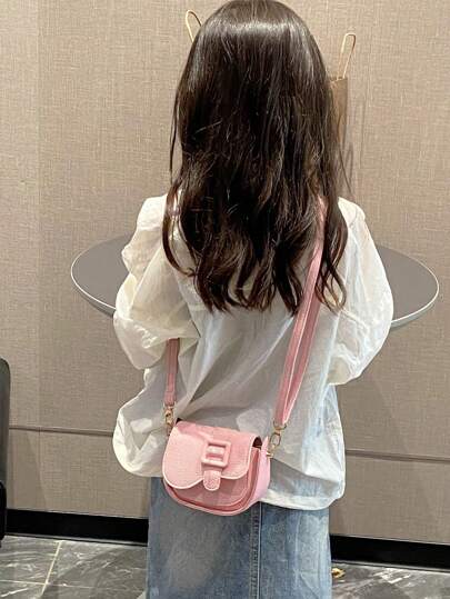 1 件女孩纯色时尚迷你 PU 翻盖个性化斜跨邮差包，适合日常使用