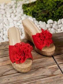 صنادل نسائية ذات كعب إسفين مزينة بالأزهار من مادة الفلين الناعمة - إطلالة أنيقة ومتعددة الاستخدامات - تصميم صيفي جديد - راحة وليونة يومية - للإرتداء في الشاطئ والعطلات - زخرفة بالأزهار - تصميم مفتوح للأصابع - كعب إسفين - من مادة الفلين - متوفر بالأسود والأحمر والكاكي - الأحمر - مشاهدة 5