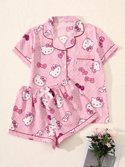 Sanrio Conjunto autorizado de Sanrio de 2 piezas para mujer, incluye blusa de manga corta con cuello en V y botones con estampado de Hello Kitty y pantalón de pijama con moño, conjunto de pijama de verano cómodo para uso en casa, set de dos piezas