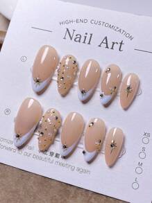10 Mẫu Móng Tay Giả Hình Hạnh Nhân Thủ Công: Đầu móng kiểu Pháp màu trắng với họa tiết ngôi sao, ngọc trai, hạt thép và kim cương phủ kín – Phù hợp cho môi trường công sở, dễ thương, tinh tế, tối giản, thời trang và cao cấp. - trắng - Xem 3