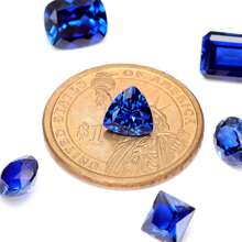 Una piedra preciosa de zafiro triangular 100% de laboratorio para hacer charms y materiales avanzados de joyería DIY