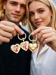 1个定制照片钥匙扣，尺寸2.9*2.7厘米，是送给男朋友、女朋友、情侣或朋友的特别礼物。多种颜色可选，可用于纪念婚礼照片、旅行照片等。这款钥匙扣也是送给男朋友、女朋友的秋季礼物，适合节日、圣诞节、学校用品、中学生等场合。 - 2張照片+文字 - 查看 4