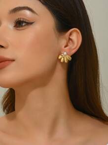 VceTd 一对复古鸢尾花造型不锈钢耳钉，饰以白色塑料珠，适合女性在派对上佩戴