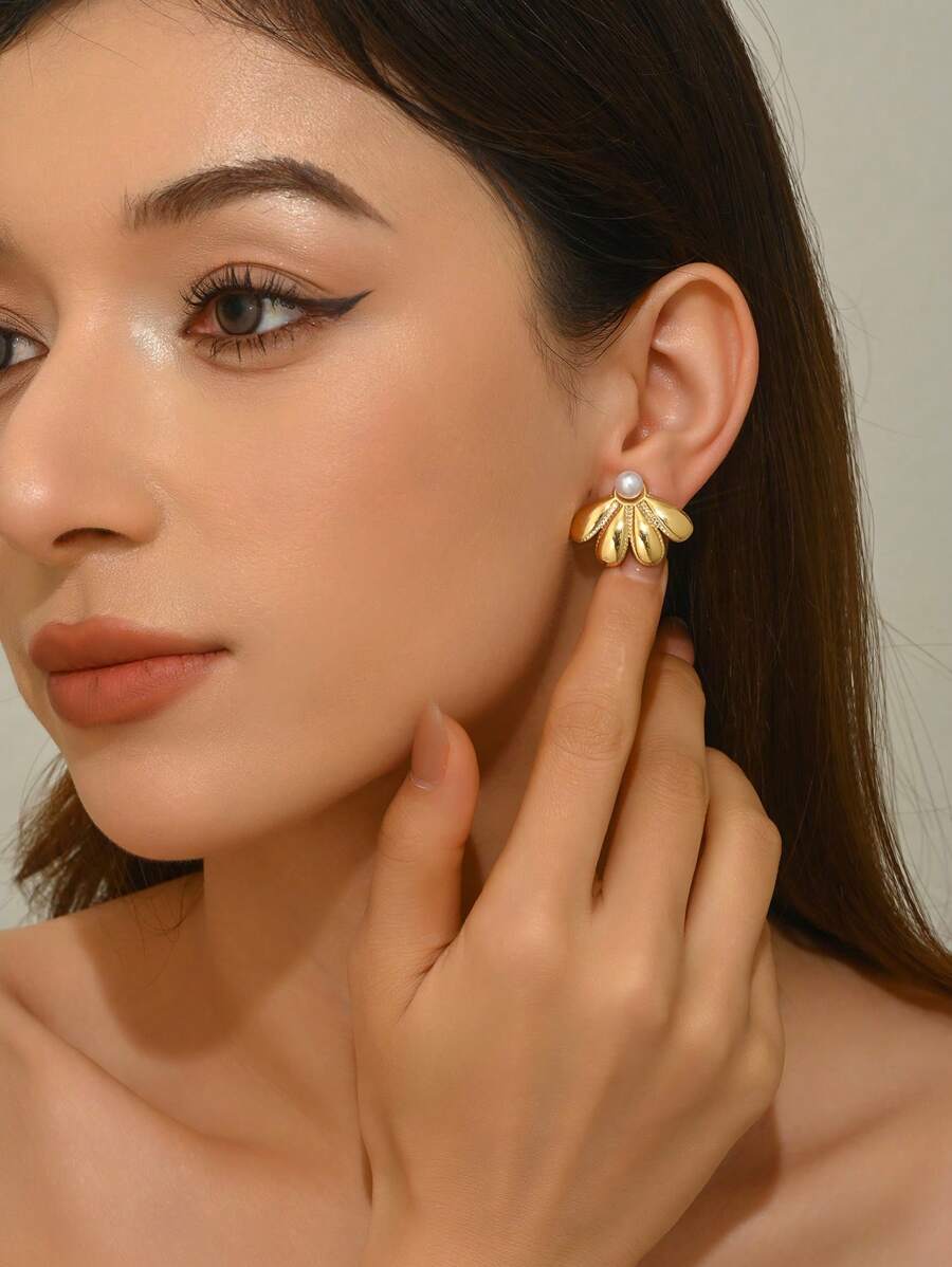 VceTd 一对复古鸢尾花造型不锈钢耳钉，饰以白色塑料珠，适合女性在派对上佩戴