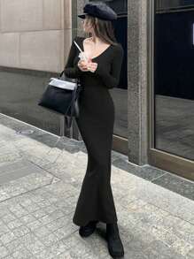 女士 V 领修身紧身连衣裙，性感可爱风格