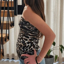 Blusa, top, camiseta, playera, animal print, estraple, moderno, hombros descubiertos. - Café integral - Ver 2