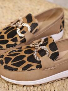 新款春秋时尚大码坡跟厚底混色休闲乐福鞋，百搭一脚蹬，配腰带金属链豹纹组合，舒适户外度假平底女鞋，女式运动鞋 - 彩色 - 查看 6