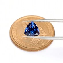 Una piedra preciosa de zafiro triangular 100% de laboratorio para hacer charms y materiales avanzados de joyería DIY