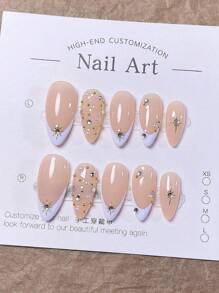 10 Mẫu Móng Tay Giả Hình Hạnh Nhân Thủ Công: Đầu móng kiểu Pháp màu trắng với họa tiết ngôi sao, ngọc trai, hạt thép và kim cương phủ kín – Phù hợp cho môi trường công sở, dễ thương, tinh tế, tối giản, thời trang và cao cấp. - trắng - Xem 4
