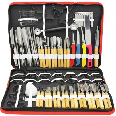 1 Set - Juego de Herramientas de Esculpir de 80 Piezas para Cocina - Decoración de Frutas, Verduras y Pasteles Este completo juego de 80 herramientas de esculpir está diseñado para crear hermosas formas en frutas, verduras y pasteles. Hecho de acero cromo de alta calidad, es resistente al óxido y duradero. Su diseño ergonómico con mangos de madera o plástico asegura un agarre cómodo. Además, el práctico estuche con correa facilita el almacenamiento y transporte. Ideal para chefs profesionales, restaurantes de lujo o como regalo para amantes de la gastronomía.