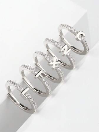 1枚简约创新字母戒指，精致锆石水晶字母可调节戒指，适合日常佩戴（注：由于生产批次不同，可能存在一些色差；此外，由于光线和拍摄角度的原因，实际产品颜色可能与图片略有差异。）