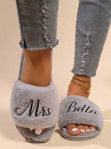 1 paire de pantoufles en peluche avec texte personnalisé pailleté pour femme, cadeau pour elle, mariage/demoiselle d'honneur/anniversaire/meilleure amie, chaussures d'intérieur confortables convenant à toutes les saisons