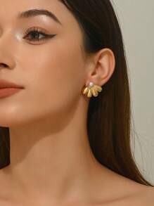 VceTd 一对复古鸢尾花造型不锈钢耳钉，饰以白色塑料珠，适合女性在派对上佩戴