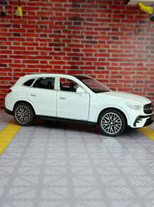 YCMODEL Un modèle de voiture en alliage simulé d'un véhicule SUV tout-terrain urbain GLC400. Le corps principal du modèle de voiture est en alliage de zinc et les deux côtés des portes peuvent s'ouvrir. Le capot avant et le hayon peuvent également s'ouvrir. C'est une voiture-jouet pour enfants avec des fonctions de simulation de son et de lumière. Le modèle de voiture finement fabriqué et de haute qualité convient à la collection et peut être offert comme cadeau d'anniversaire aux enfants.