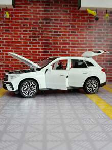 YCMODEL Un modèle de voiture en alliage simulé d'un véhicule SUV tout-terrain urbain GLC400. Le corps principal du modèle de voiture est en alliage de zinc et les deux côtés des portes peuvent s'ouvrir. Le capot avant et le hayon peuvent également s'ouvrir. C'est une voiture-jouet pour enfants avec des fonctions de simulation de son et de lumière. Le modèle de voiture finement fabriqué et de haute qualité convient à la collection et peut être offert comme cadeau d'anniversaire aux enfants.
