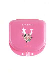 Estuche de almacenamiento para retenedores dentales ortodónticos con patrón de flores rosas y letras blancas de la A a la Z, contenedor para protector bucal, estuche para dentaduras, caja ventilada para aparatos de ortodoncia, caja para retenedores, caja de almacenamiento dental, caja para colocación de dentaduras, seguro y fácil de usar, suministros para el hogar, la oficina y el dormitorio, artículos de almacenamiento doméstico, fácil de transportar
