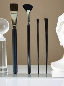 OAMC 这款全新四支装刀片刷套装，包含扁平面膜刷、大号刀片刷、小号刀片刷和高光刷，便携实用，适合初学者和专业化妆师使用。