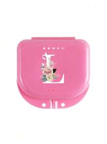 Estuche de almacenamiento para retenedores dentales ortodónticos con patrón de flores rosas y letras blancas de la A a la Z, contenedor para protector bucal, estuche para dentaduras, caja ventilada para aparatos de ortodoncia, caja para retenedores, caja de almacenamiento dental, caja para colocación de dentaduras, seguro y fácil de usar, suministros para el hogar, la oficina y el dormitorio, artículos de almacenamiento doméstico, fácil de transportar