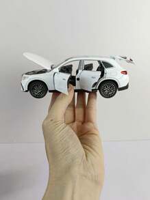 YCMODEL Un modèle de voiture en alliage simulé d'un véhicule SUV tout-terrain urbain GLC400. Le corps principal du modèle de voiture est en alliage de zinc et les deux côtés des portes peuvent s'ouvrir. Le capot avant et le hayon peuvent également s'ouvrir. C'est une voiture-jouet pour enfants avec des fonctions de simulation de son et de lumière. Le modèle de voiture finement fabriqué et de haute qualité convient à la collection et peut être offert comme cadeau d'anniversaire aux enfants.