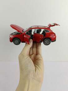 YCMODEL Un modèle de voiture en alliage simulé d'un véhicule SUV tout-terrain urbain GLC400. Le corps principal du modèle de voiture est en alliage de zinc et les deux côtés des portes peuvent s'ouvrir. Le capot avant et le hayon peuvent également s'ouvrir. C'est une voiture-jouet pour enfants avec des fonctions de simulation de son et de lumière. Le modèle de voiture finement fabriqué et de haute qualité convient à la collection et peut être offert comme cadeau d'anniversaire aux enfants.