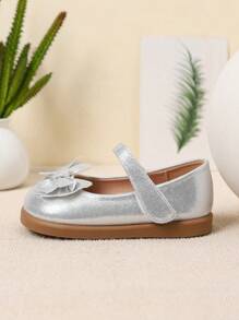 زوج أحذية ربيعية/صيفية لطيفة وجميلة مع تزيين بالفيونكات خاصة بالبنات