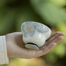 1 件蓝色釉下手绘陶瓷茶杯，细身中国风蓝色梅花茶杯回到学校